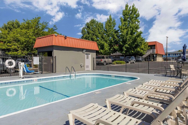 Pool 4 of 30