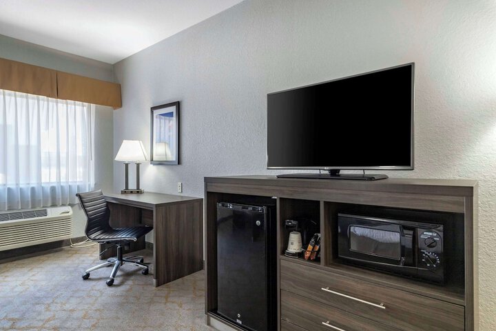 Best Western Plus Victoria Inn & Suites