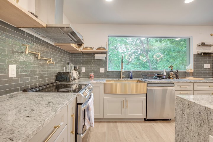Spacious Riverfront Delaware Home w / Views