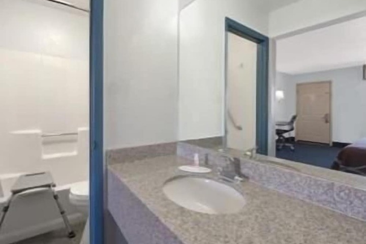 Room 8 of 28