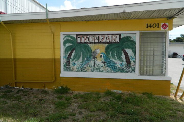 Tropizar Motel