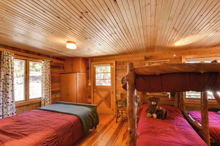 Idyllic Twin Lakes Escape w / Views of the Lakes