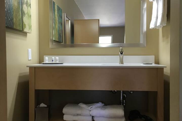 Best Western Plus South Coast Inn
