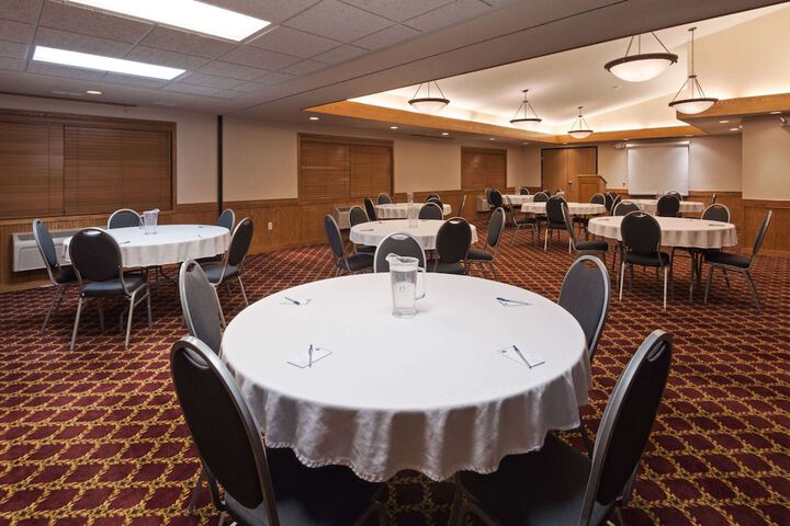 Ballroom/Hall 27 of 29