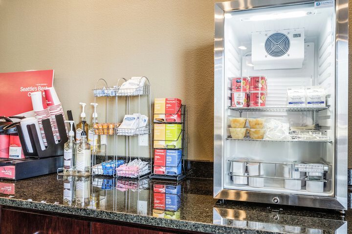 Cobblestone Hotel & Suites - Newport