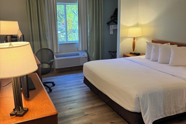 Room 33 of 66