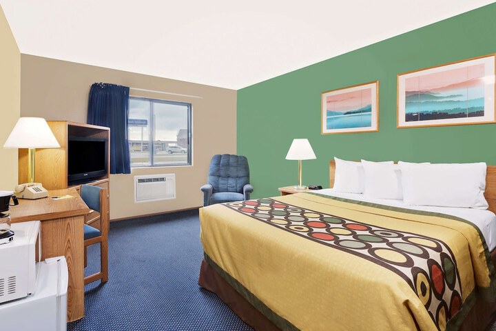 Room 10 of 16