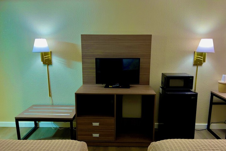 Room 7 of 12