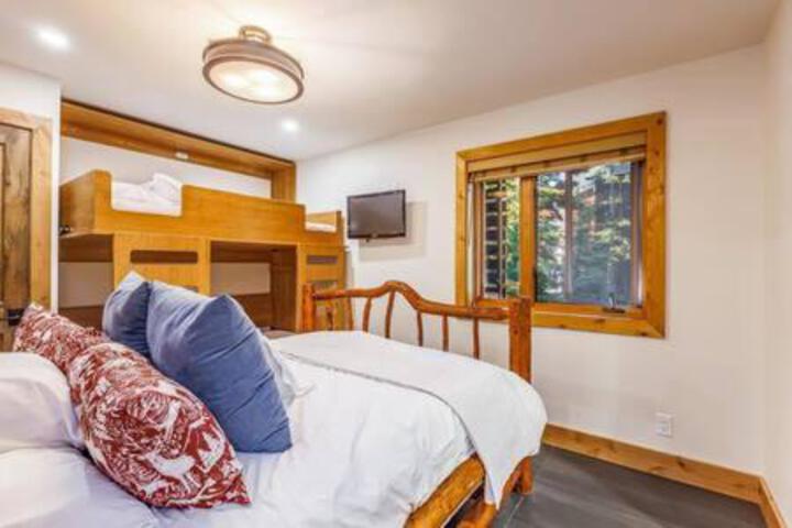 Luxury Family Cabin at Summit West
