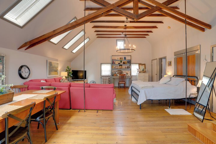 Pet-friendly Loft Vacation Rental w / Fire Pit!