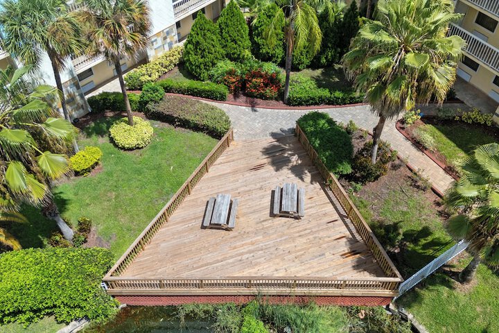 Sundeck 24 of 27