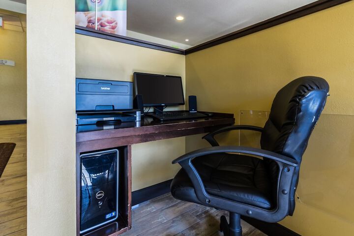 Business Center 72 of 76