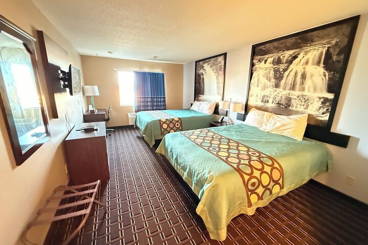Super 8 by Wyndham Reedsburg