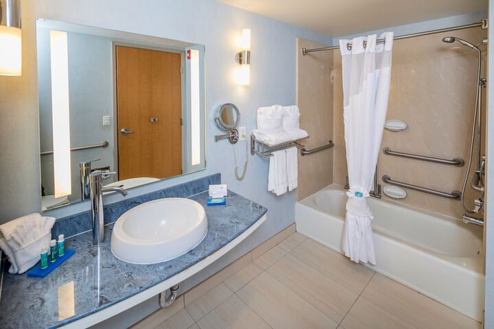 Holiday Inn Express and Suites Modesto by IHG