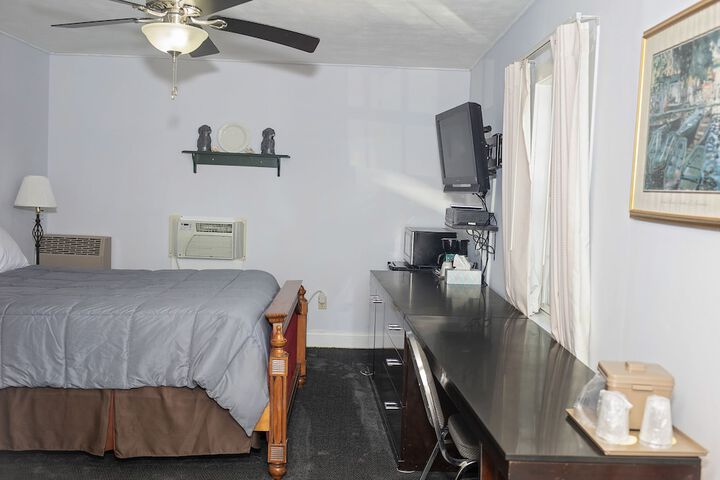 Longhouse Lodge Motel