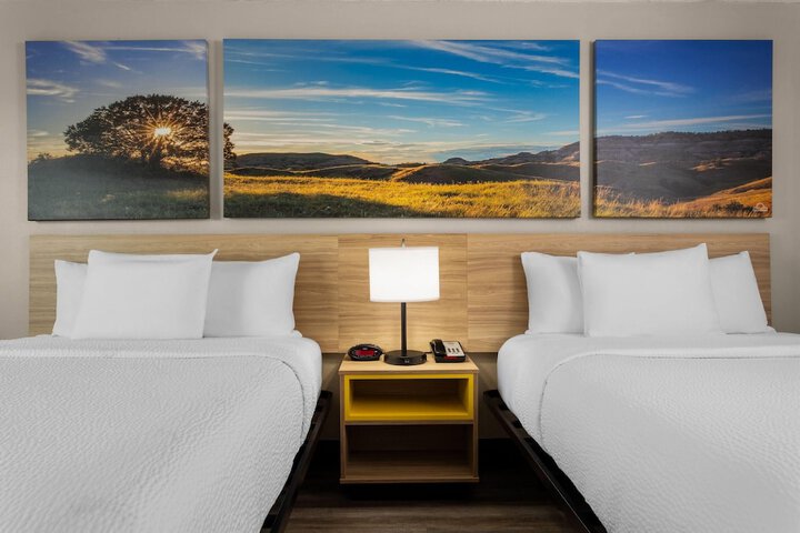 Days Inn and Suites by Wyndham Hammond IN