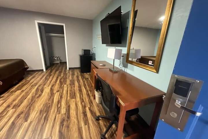 Room 8 of 11