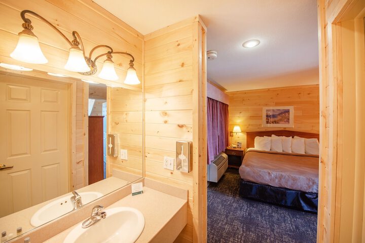Quality Inn & Suites Mackinaw City Beachfront