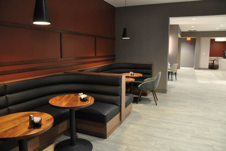 Lounge 83 of 92