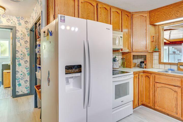 Burney Cottage w / Game Room: Walk to Town!
