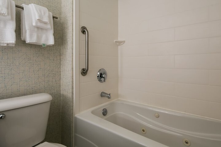 Holiday Inn Express & Suites Everett by IHG