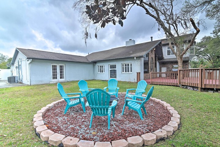 Grand Valrico Home w / Deck Fire Pit & Yard!