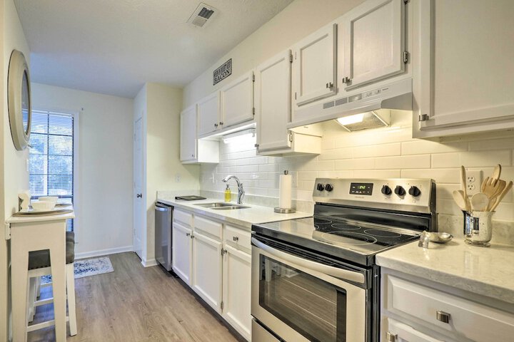 Modern Townhome w / Deck & Golf Course Views!
