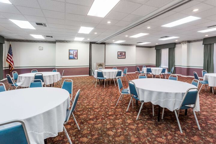 Days Inn & Suites by Wyndham Port Richey