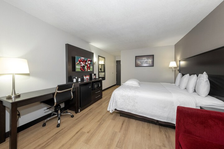 Red Roof Inn PLUS+ Huntsville