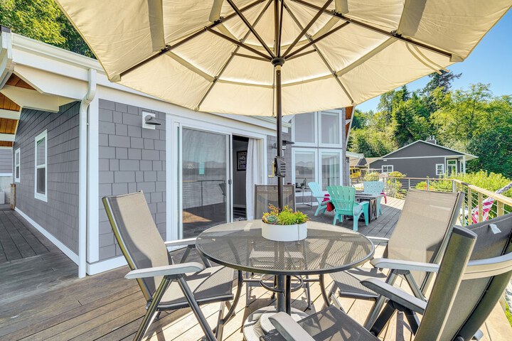 Bayfront Home w / Private Beach in Poulsbo!