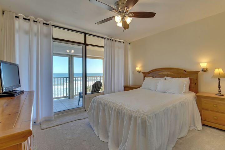 Oceanfront Escape on Wilbur Beach!