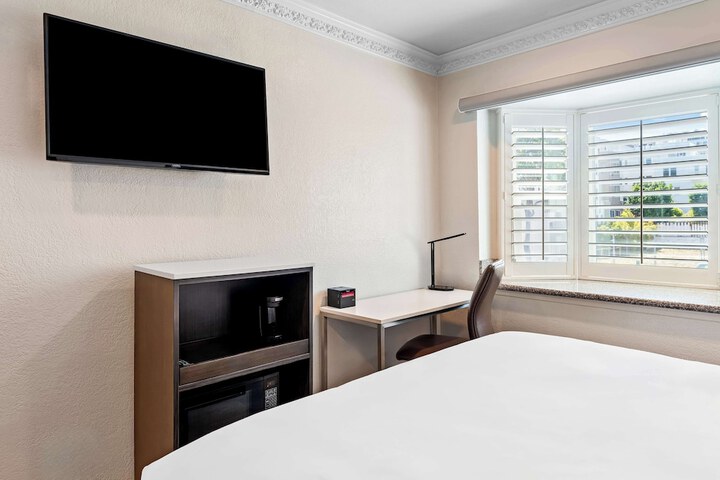 Room 17 of 29