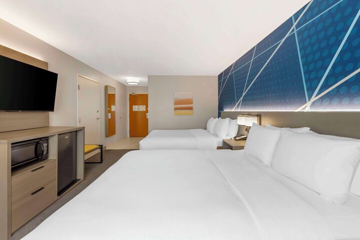 Room 33 of 40