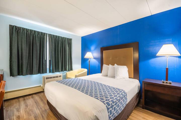 Econo Lodge Inn & Suites Windsor Locks Bradley Airport