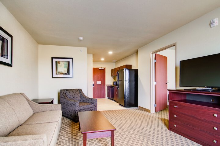 Castle Rock Inn & Suites