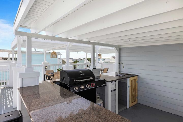 1 Block to Beach Newly Renovated 6bdr w / Rooftop Views Sand Dune by Avantstay