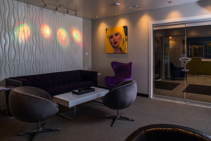 Lounge 74 of 82