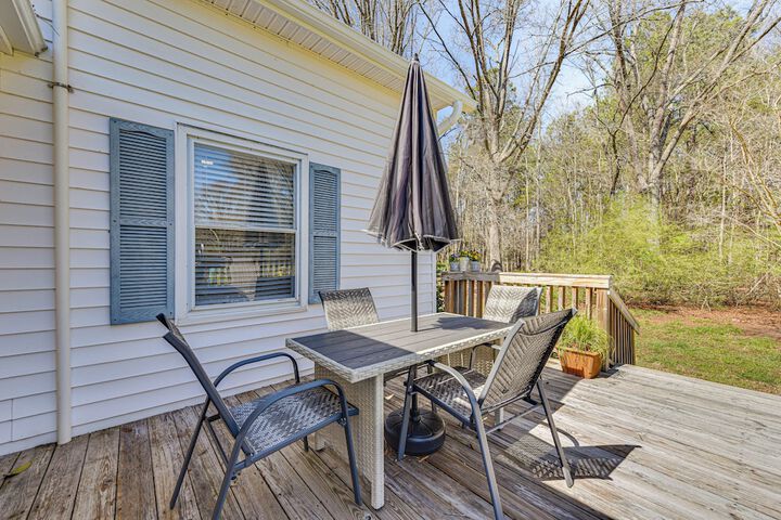 the Farmhouse in Fort Lawn w / Fire Pit & Deck!