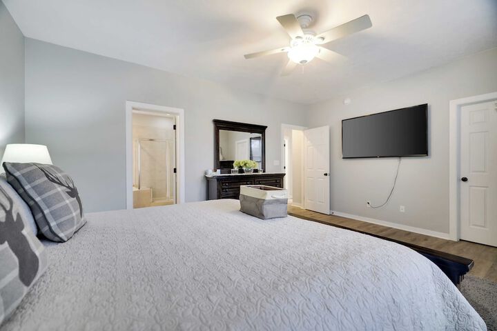 The Nest at Pinecrest by Avantstay Spacious Deck Game Room, Fire Pit