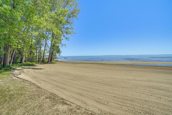 Private Beach & Deck: Spacious Lake Michigan Home