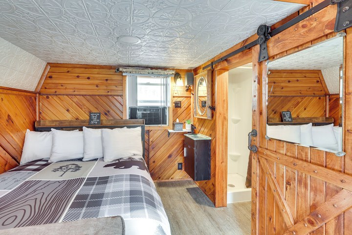 Tiny Cabin w / Outdoor Dining Area - Near Keystone!
