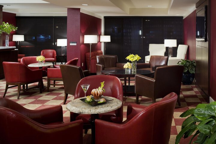Lounge 33 of 40