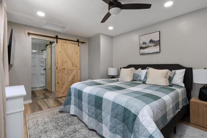Spacious Cabin Near Hocking Hills and Caves with Hot Tub and Firepit