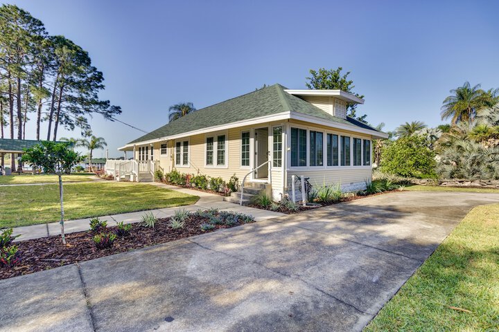 Lakefront Tavares Home w / Deck Patio & Dock!