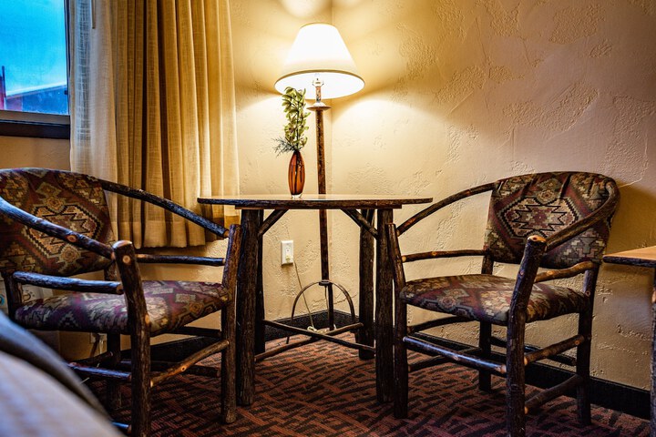 Elk Country Inn