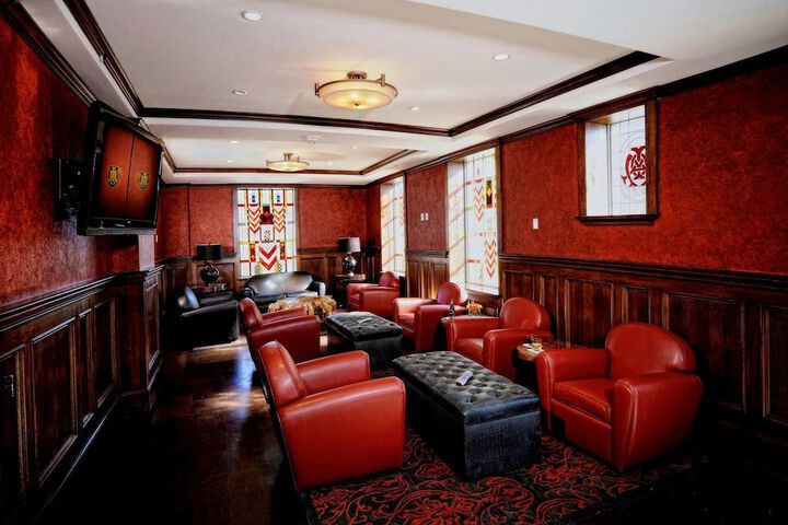 Lounge 30 of 33