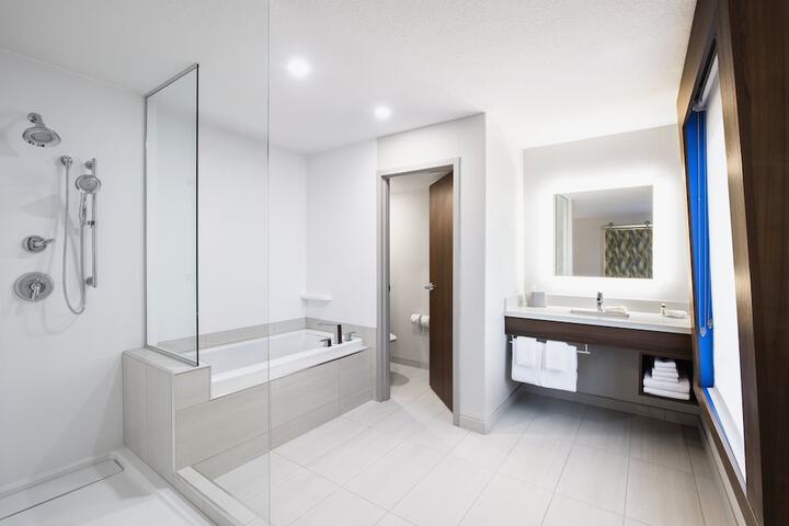 Holiday Inn Express & Suites Saskatoon Centre by IHG