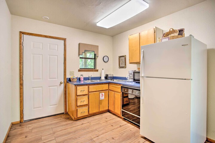 Bright Davis Escape w / Screened-in Porch!