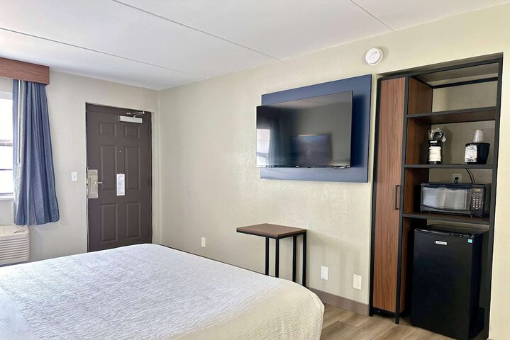 Room 11 of 32