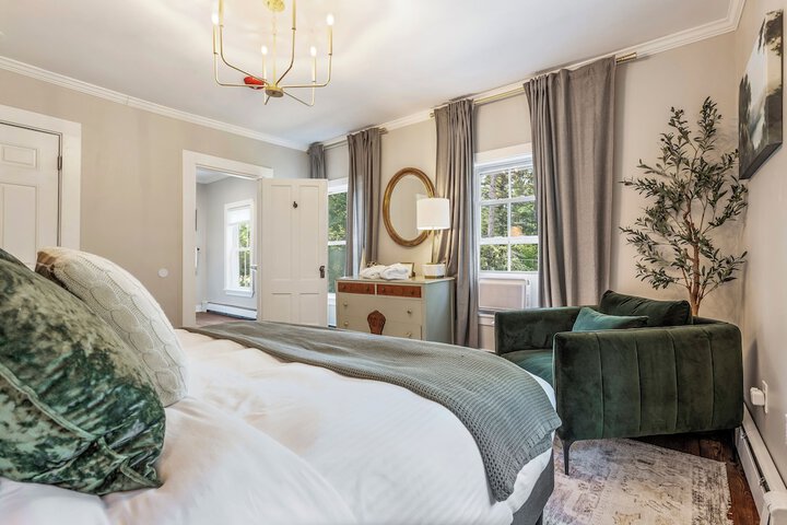 The Aurora Inn & Cottages